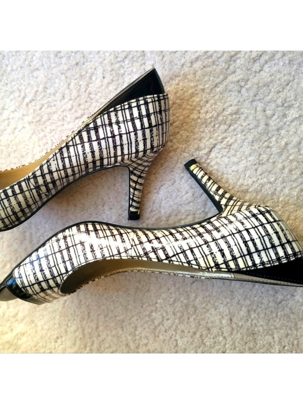 Bandolino Women's Patent Black and White Peep-Toe Pumps Size 7.5 M - Picture 6 of 9